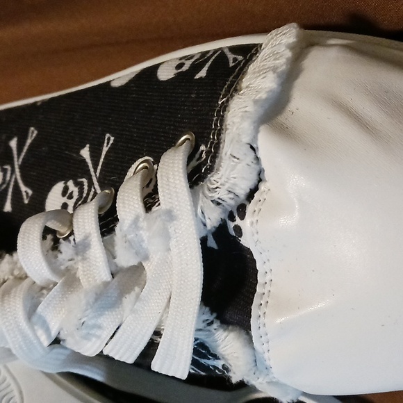 Skull & Crossbones Design Sneakers - Picture 5 of 16